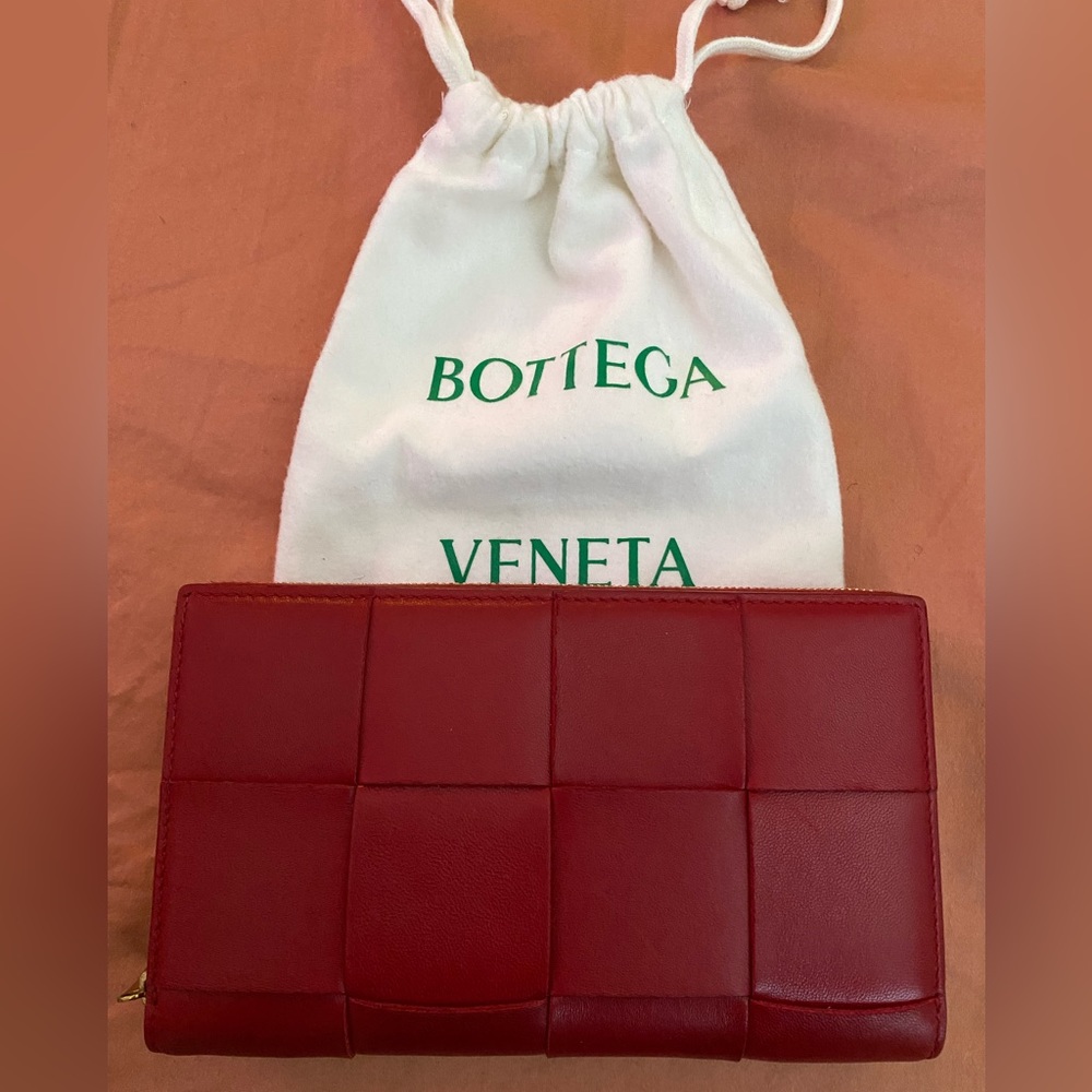 Bottega Veneta Maxi Intrecciato Zip Wallet